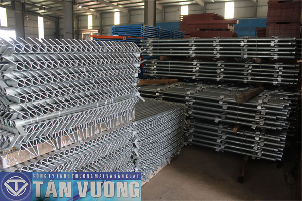 Giàn giáo nêm tai tôn